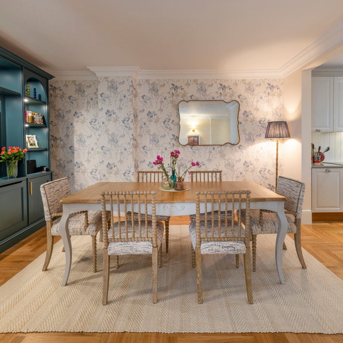 Dining room - modern dining room idea in London