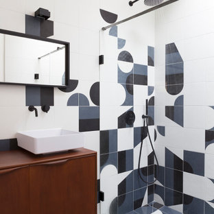Cette photo montre une grande salle de bain principale tendance avec une douche à l'italienne, un carrelage multicolore, des carreaux de céramique, un lavabo posé et aucune cabine.
