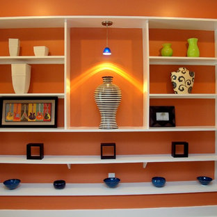 Exempel på en mellanstor eklektisk foajé, med röda väggar, ljust trägolv, en enkeldörr och en vit dörr