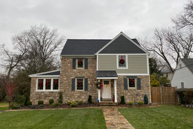 Foto de fachada de casa gris actual de tamaño medio de dos plantas con tejado de teja de madera