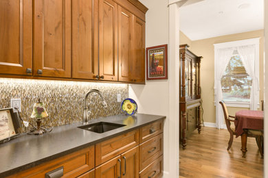 Foto de comedor de cocina de estilo americano pequeño con paredes blancas, suelo de madera en tonos medios y suelo marrón