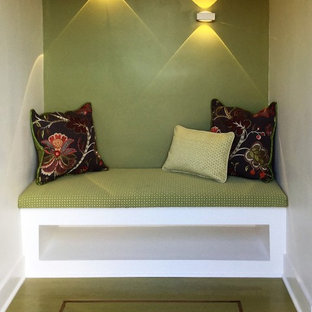 Idéer för att renovera en eklektisk entré, med gröna väggar och målat trägolv