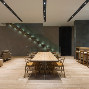 東京23区のモダンスタイルのLDKの画像 (グレーの壁、淡色無垢フローリング)