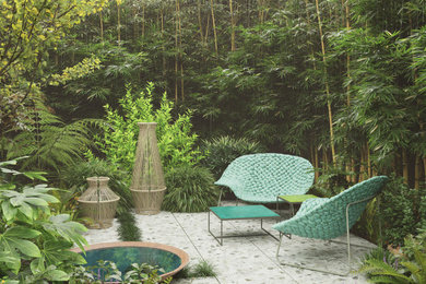 Idee per un giardino tropicale in ombra di medie dimensioni e in cortile in primavera con pavimentazioni in pietra naturale