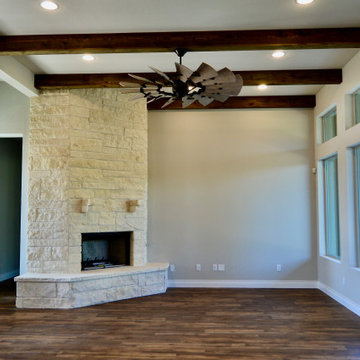 Farmhouse: 3,153 ft²/4 bd/3 bth/2ST