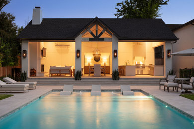 Foto de casa de la piscina y piscina tradicional renovada de tamaño medio rectangular en patio trasero con adoquines de piedra natural