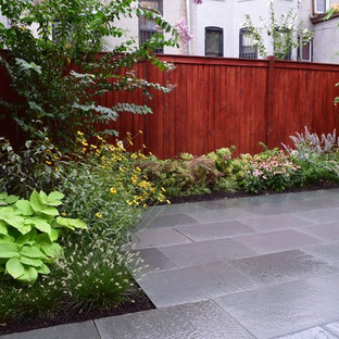 Idées déco pour un petit jardin à la française arrière moderne l'été avec une exposition ensoleillée et des pavés en pierre naturelle.