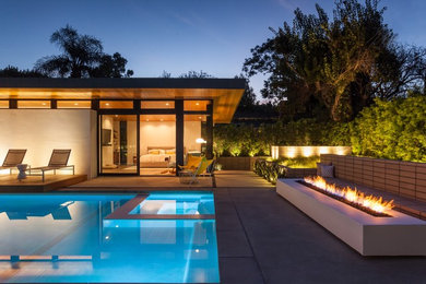 Pool - mid-century modern pool idea in Los Angeles