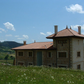 UNIFAMILIAR : Vivienda Unifamiliar estilo tradicional de piedra