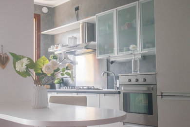Kitchen - contemporary kitchen idea in Milan