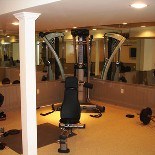 ニューヨークの中サイズのトラディショナルスタイルのおしゃれな多目的ジム (黄色い壁、カーペット敷き、黄色い床) の写真
