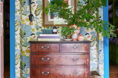 Transitional entryway photo in Los Angeles