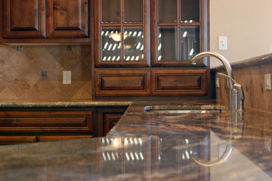 Kitchen - traditional kitchen idea in Phoenix