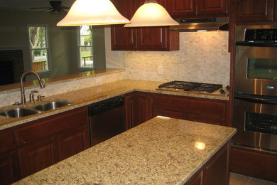 Kitchen - traditional kitchen idea in Austin