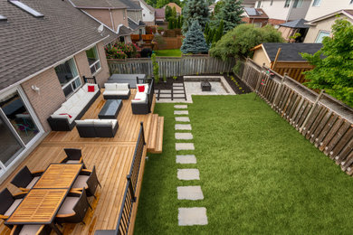 Foto de jardín minimalista de tamaño medio en verano en patio trasero con brasero, exposición total al sol, adoquines de hormigón y con madera