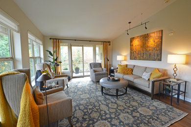 Imagen de salón para visitas cerrado actual de tamaño medio con paredes beige, televisor independiente, suelo marrón y suelo vinílico