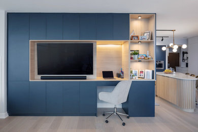 Foto de despacho minimalista de tamaño medio con suelo de madera clara y suelo beige