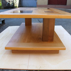 Table basse vitr&eacute;e en merisier et noyer - Coffee Tables