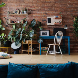 Réalisation d'un grand bureau bohème avec un bureau indépendant, un sol en bois clair et un mur en parement de brique.