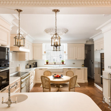 Traditional Lay-On Panelled with Large Mouldings Shaker Kitchen
