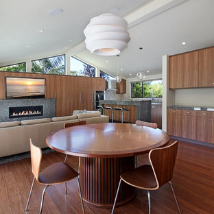 Exemple d'une salle à manger ouverte sur le salon rétro avec un sol en bambou.