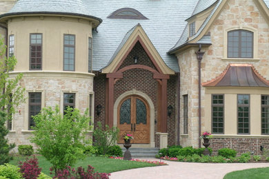 Large traditional home design in Chicago.