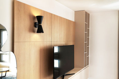 Imagen de salón para visitas abierto y blanco y madera actual grande con paredes blancas, suelo de madera clara y madera