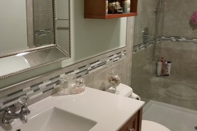 サクラメントにある地中海スタイルのおしゃれな浴室の写真