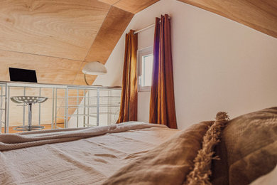 Cette photo montre une chambre tendance.