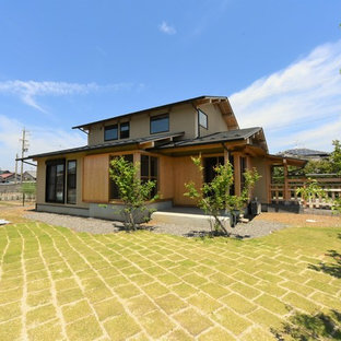 他の地域のアジアンスタイルのおしゃれな家の外観 (茶色い外壁、切妻屋根) の写真