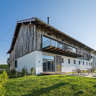 Zweistöckiges, Braunes Uriges Haus mit Holzfassade und Pultdach in München