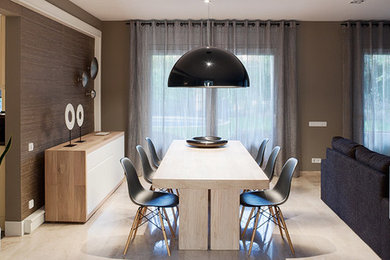 This is an example of a transitional dining room in Barcelona.