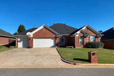 Mid-sized elegant one-story exterior home photo in Oklahoma City with a shingle roof and a black roof