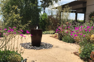 Design ideas for a mid-sized contemporary drought-tolerant and full sun courtyard decomposed granite garden path in Los Angeles for summer.