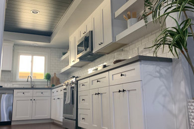 Mid-sized trendy l-shaped kitchen photo in Los Angeles