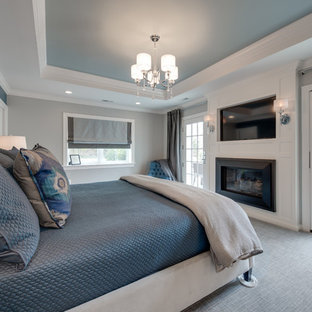 Idéer för att renovera ett mellanstort vintage huvudsovrum, med grå väggar, heltäckningsmatta, en standard öppen spis, en spiselkrans i trä och grått golv