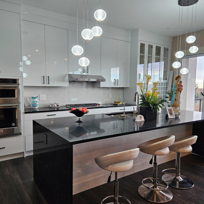 Inspiration for a contemporary kitchen remodel in Calgary