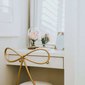 La Belle Maison Sit in Vanity