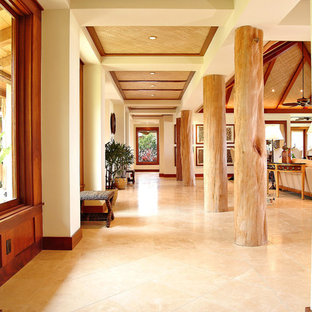 Diseño de salón tropical con suelo de piedra caliza