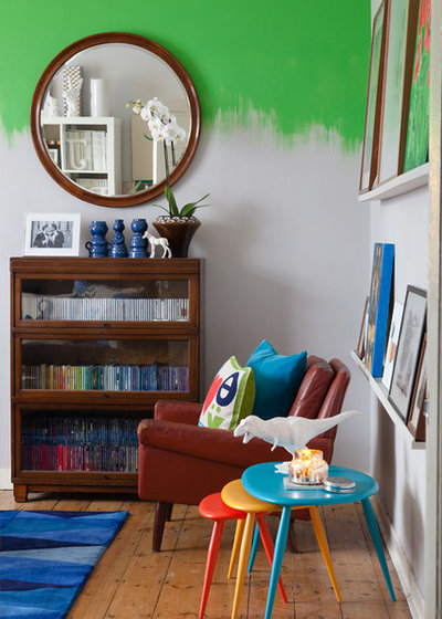 不拘一格的起居室由2个可爱的同性恋