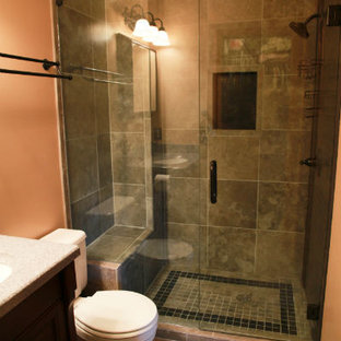 Badezimmer mit Schieferfliesen und Falttür-Duschabtrennung Ideen