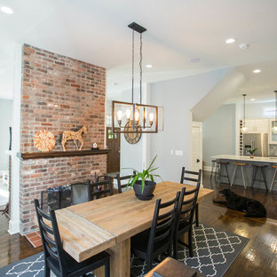 インディアナポリスの中サイズのトランジショナルスタイルのLDKの画像 (濃色無垢フローリング、両方向型暖炉、レンガの暖炉まわり、茶色い床、白い壁)