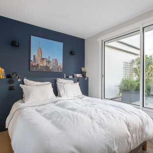 Idées déco pour une chambre parentale contemporaine de taille moyenne avec un mur multicolore, un sol en bois brun, aucune cheminée et un sol beige.