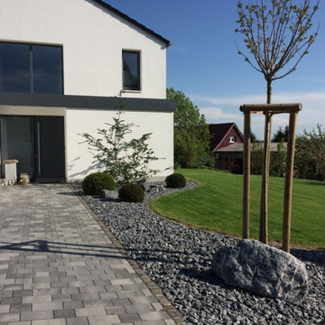 Moderner Eingangsbereich mit Kiesbeet