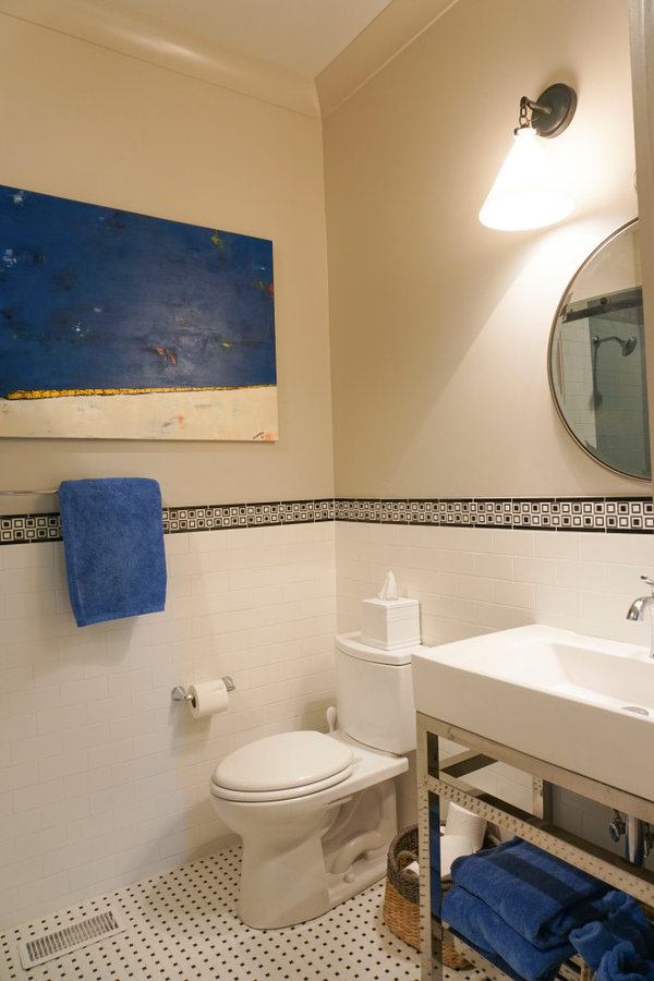 Hall Bath with black & white accent band