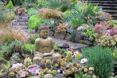 Photo of a mediterranean drought-tolerant front yard gravel garden path in San Francisco.