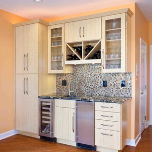 ボルチモアの中サイズのトランジショナルスタイルのおしゃれなウェットバー (アンダーカウンターシンク、フラットパネル扉のキャビネット、淡色木目調キャビネット、御影石カウンター、マルチカラーのキッチンパネル、ガラスタイルのキッチンパネル、竹フローリング) の写真
