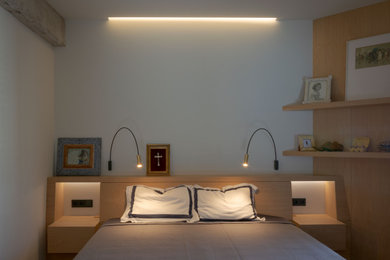 Imagen de dormitorio principal ecléctico grande con paredes blancas y suelo de madera en tonos medios