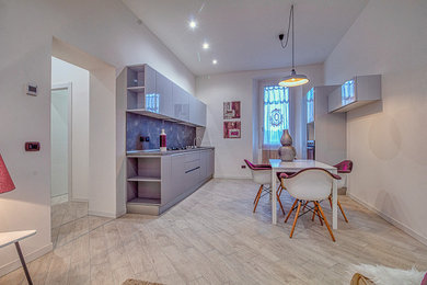 Immagine di un piccolo soggiorno contemporaneo aperto con pareti bianche, pavimento in gres porcellanato, pavimento marrone e soffitto ribassato