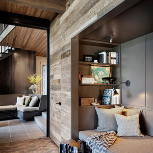 Imagen de salón abierto, rural, grande, sin televisor, con suelo de madera oscura, chimenea tradicional, marco de chimenea de piedra y suelo negro